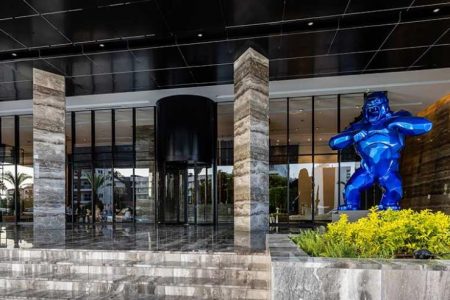 The blue King Kong that catches the eye in the Icon