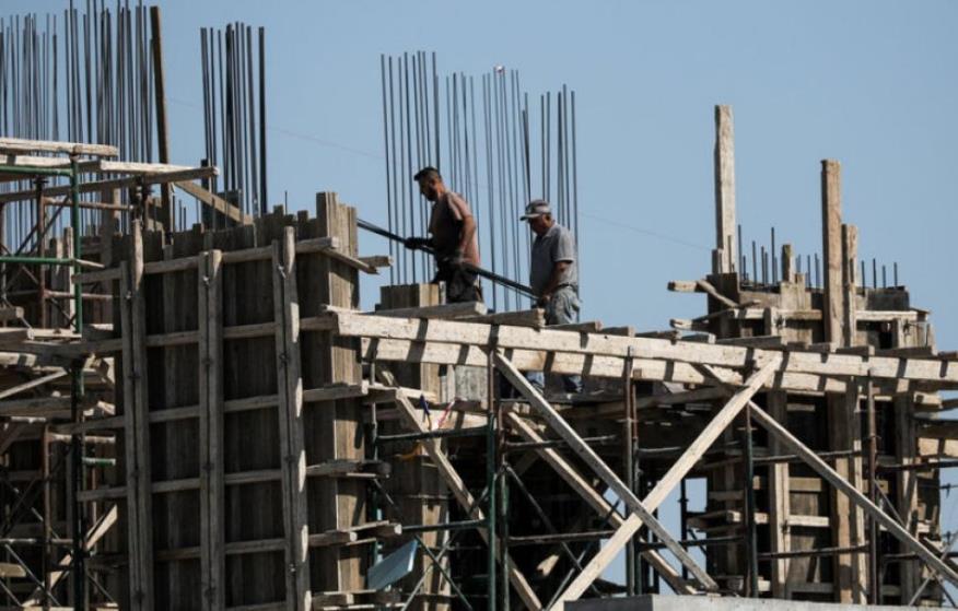 Building permits rise, falling in value in one month