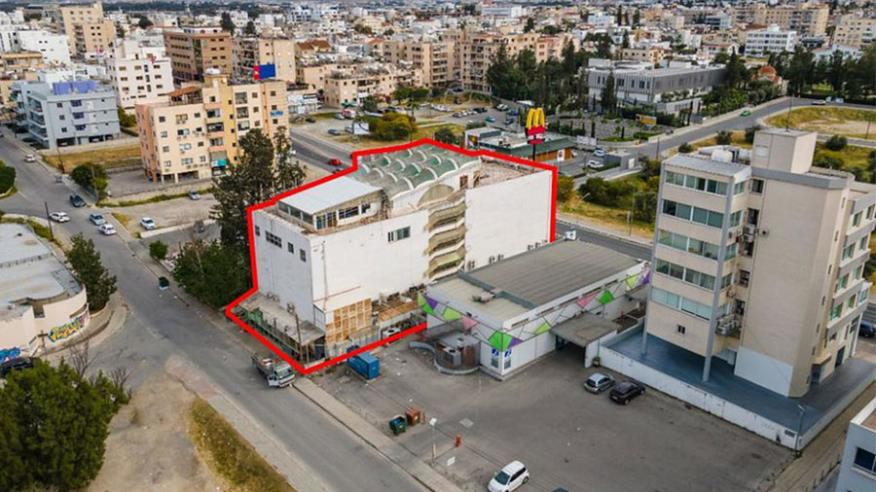 The building of the former “Pilavakis” hypermarket in Athalassa is for sale