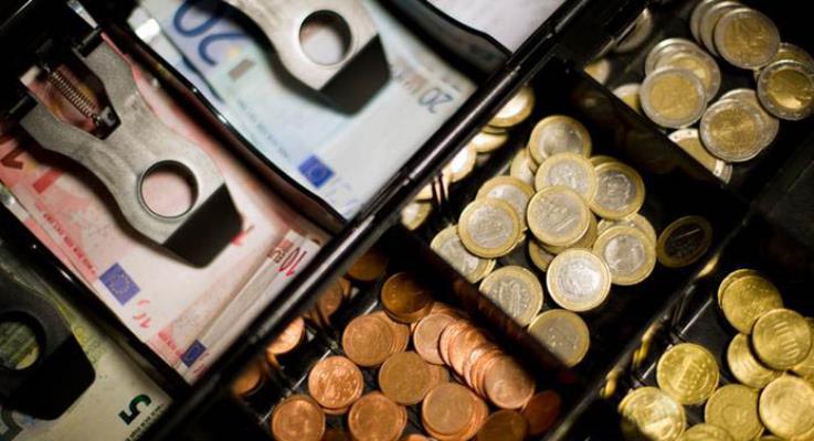 Net increase in total deposits by 173.7 million euros in August