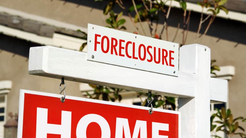 House extends foreclosures freeze again