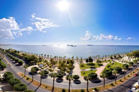 Comparison of seafronts: Molos (Limassol) vs. Finikoudes (Larnaca) – where is the best place to invest in commercial property?