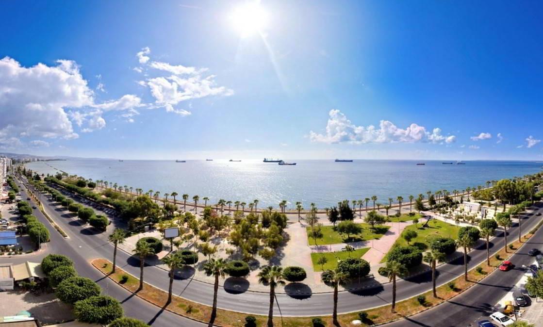 Comparison of seafronts: Molos (Limassol) vs. Finikoudes (Larnaca) – where is the best place to invest in commercial property?