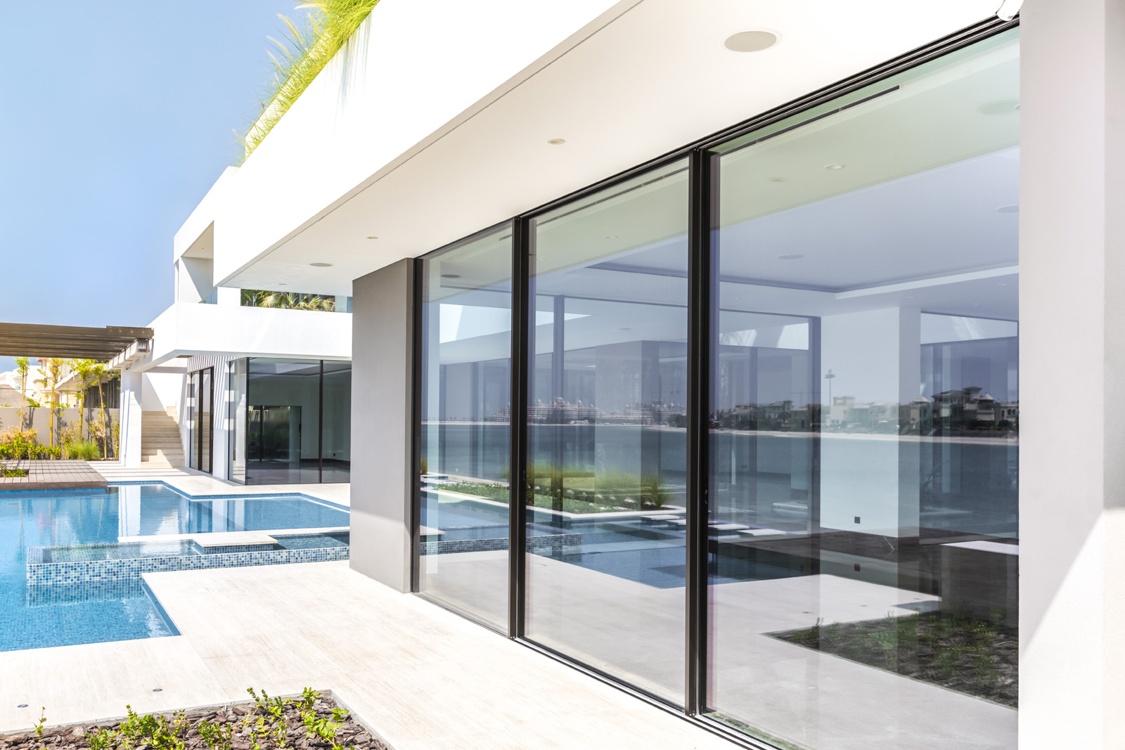 Sunstroke on the budget: how electricity bills depend on the type of glazing